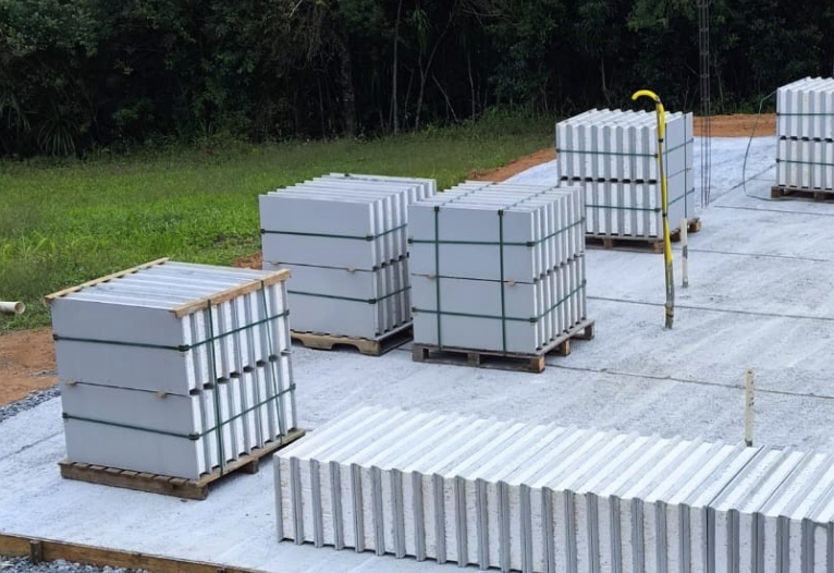 Pallets de painéis Hiatus organizados no pátio da fábrica