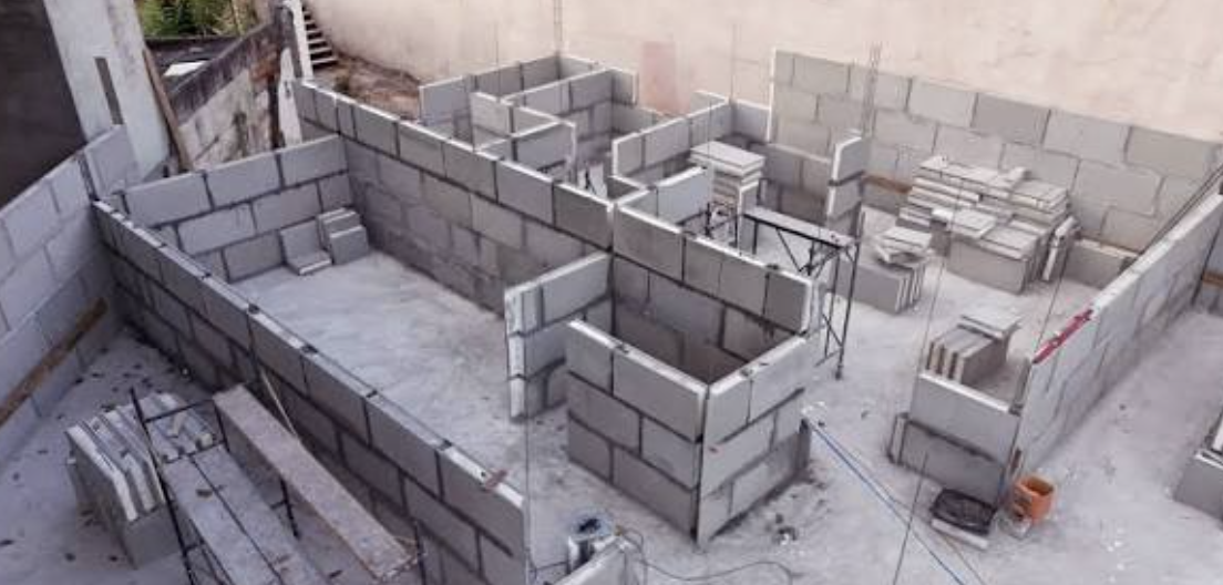 Paredes de uma obra sendo montadas com painéis Hiatus